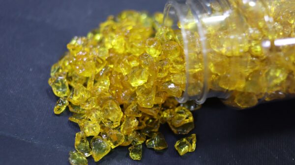 عبوة احجار اصفر شفافه